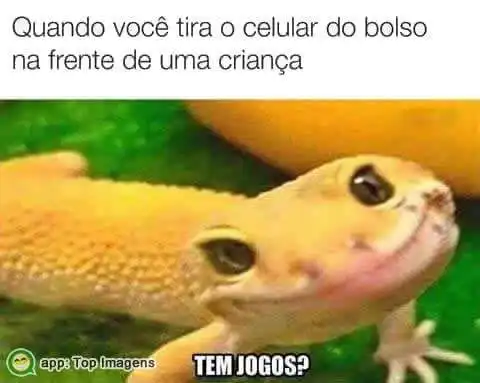 Celular perto de criança